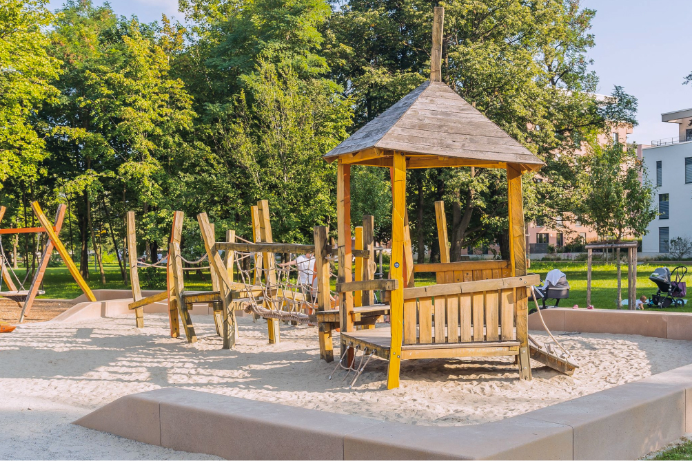 Spielplatz mit Klettergerüst